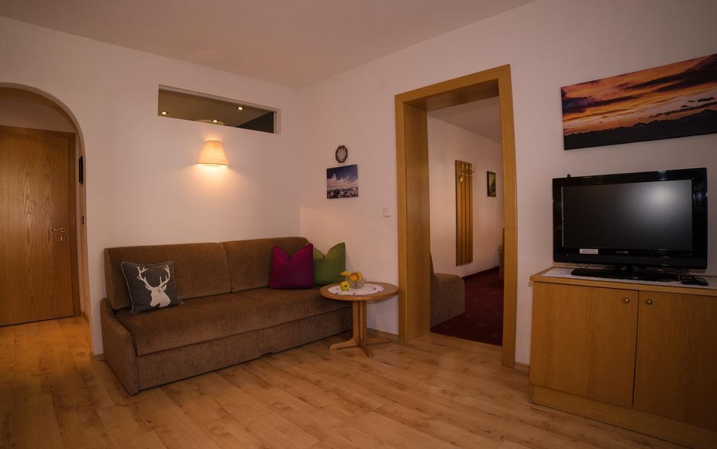 Alberts Bellevue Appartements Nauders Δωμάτιο φωτογραφία